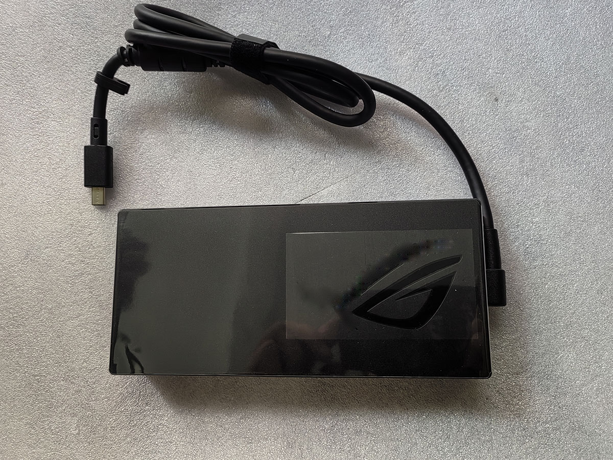 جديد 20 فولت 19A مستطيل Conn 3 - مراجعة Pc Gaming Uk وسعره